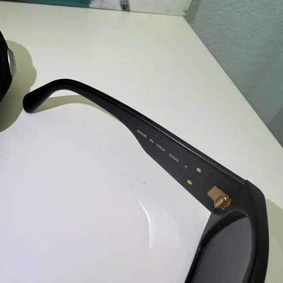 CHANEL Black Sunglasses with case - Picture 4 of 12